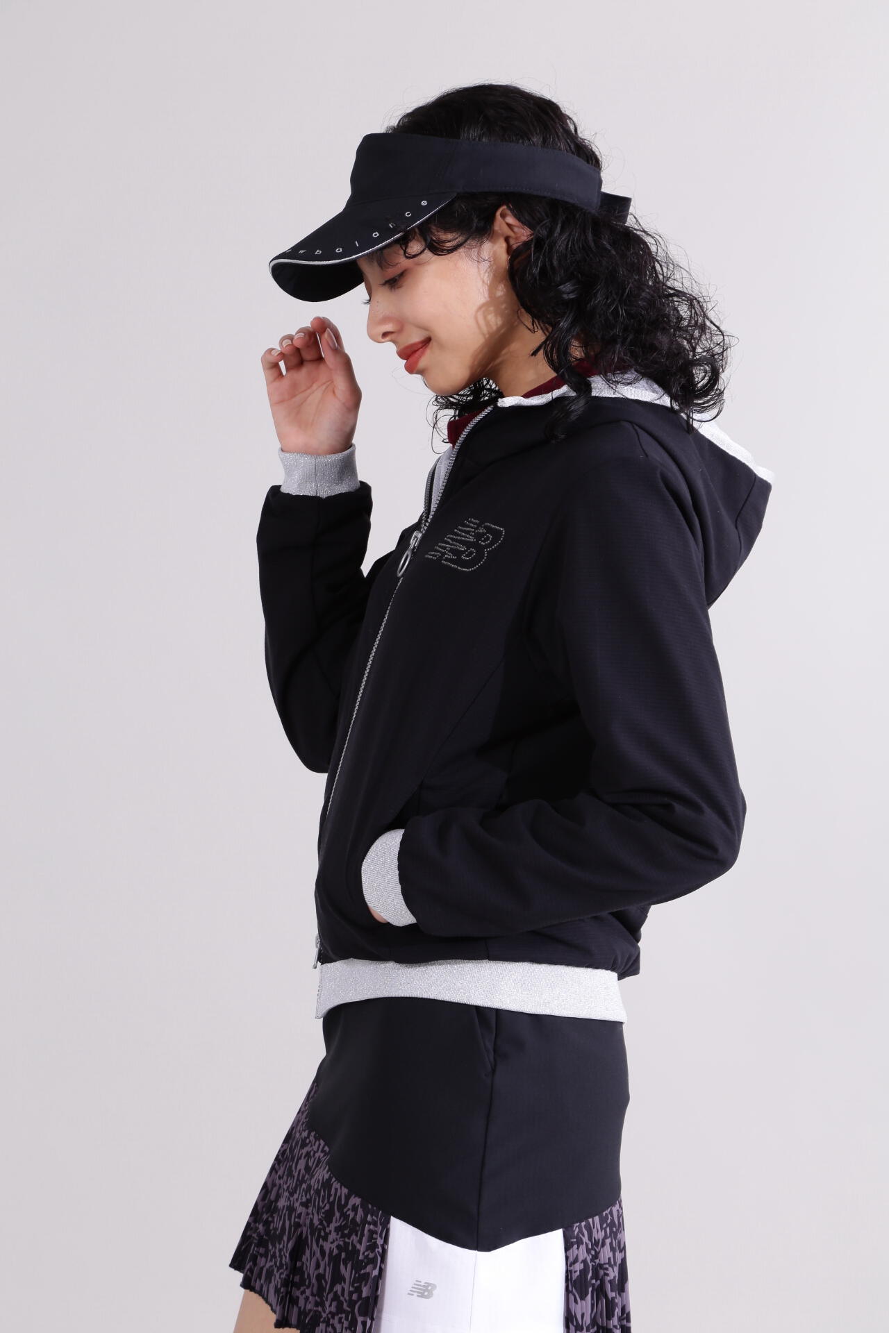 【直営店舗限定】後中心ボックスプリーツ フルジップ フーディー (WOMENS)