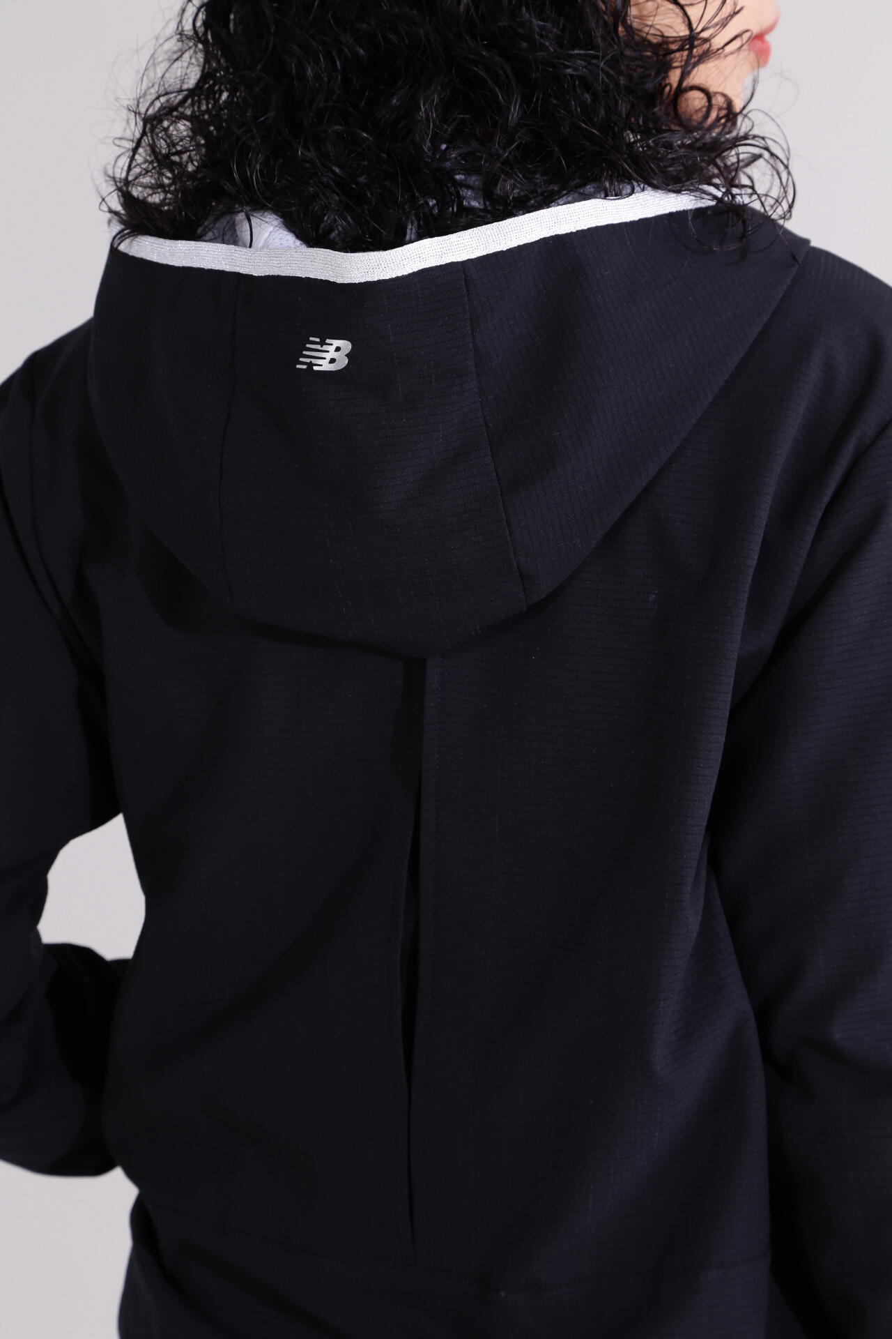 【直営店舗限定】後中心ボックスプリーツ フルジップ フーディー (WOMENS)