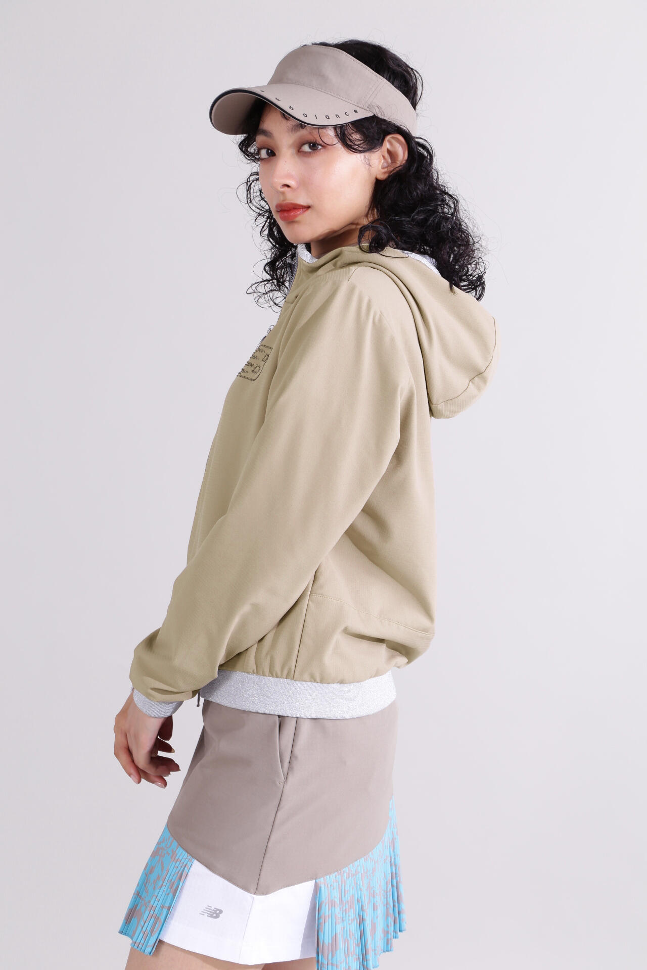 【直営店舗限定】後中心ボックスプリーツ フルジップ フーディー (WOMENS)