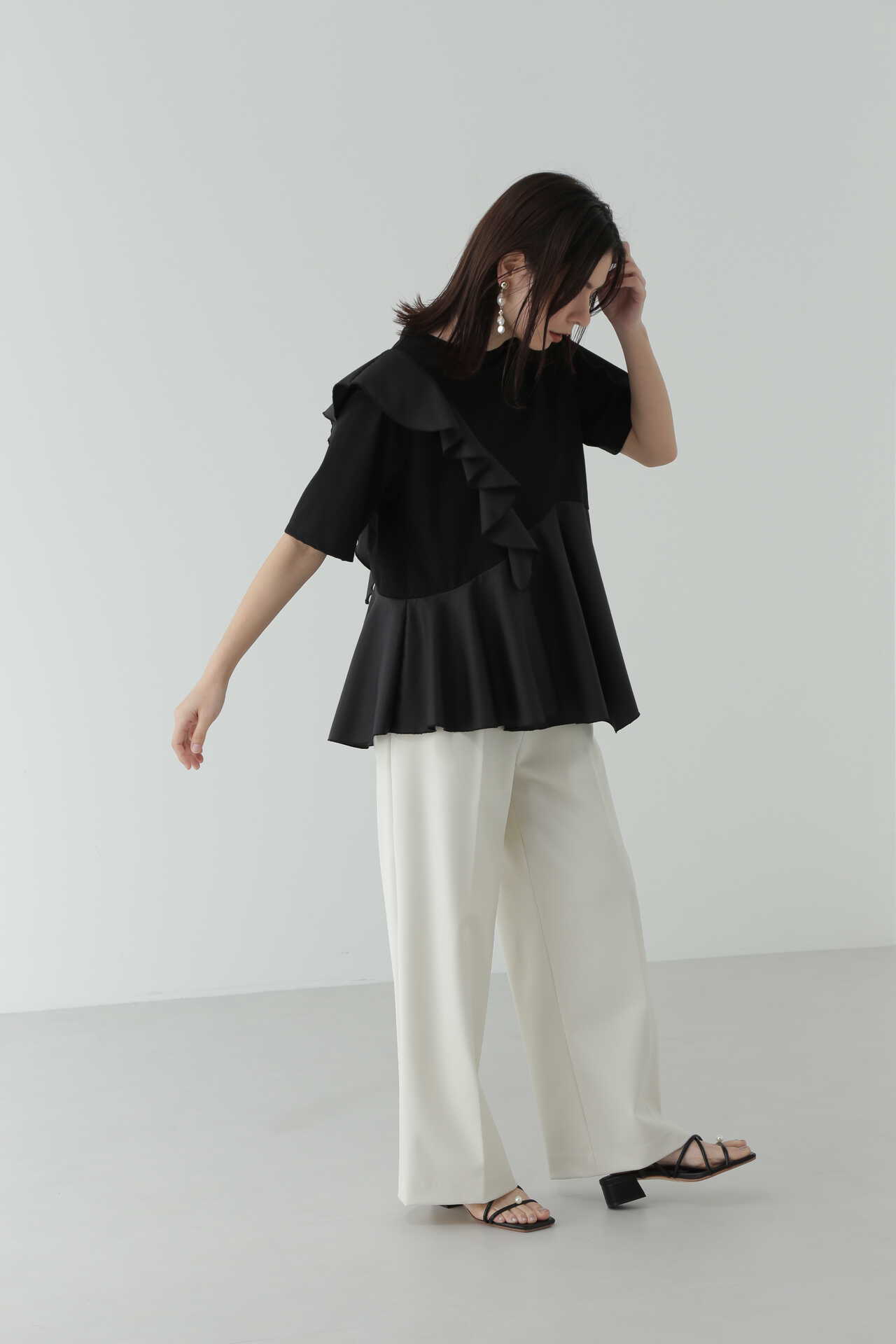 《 再入荷 》ラッフルデザイントップス