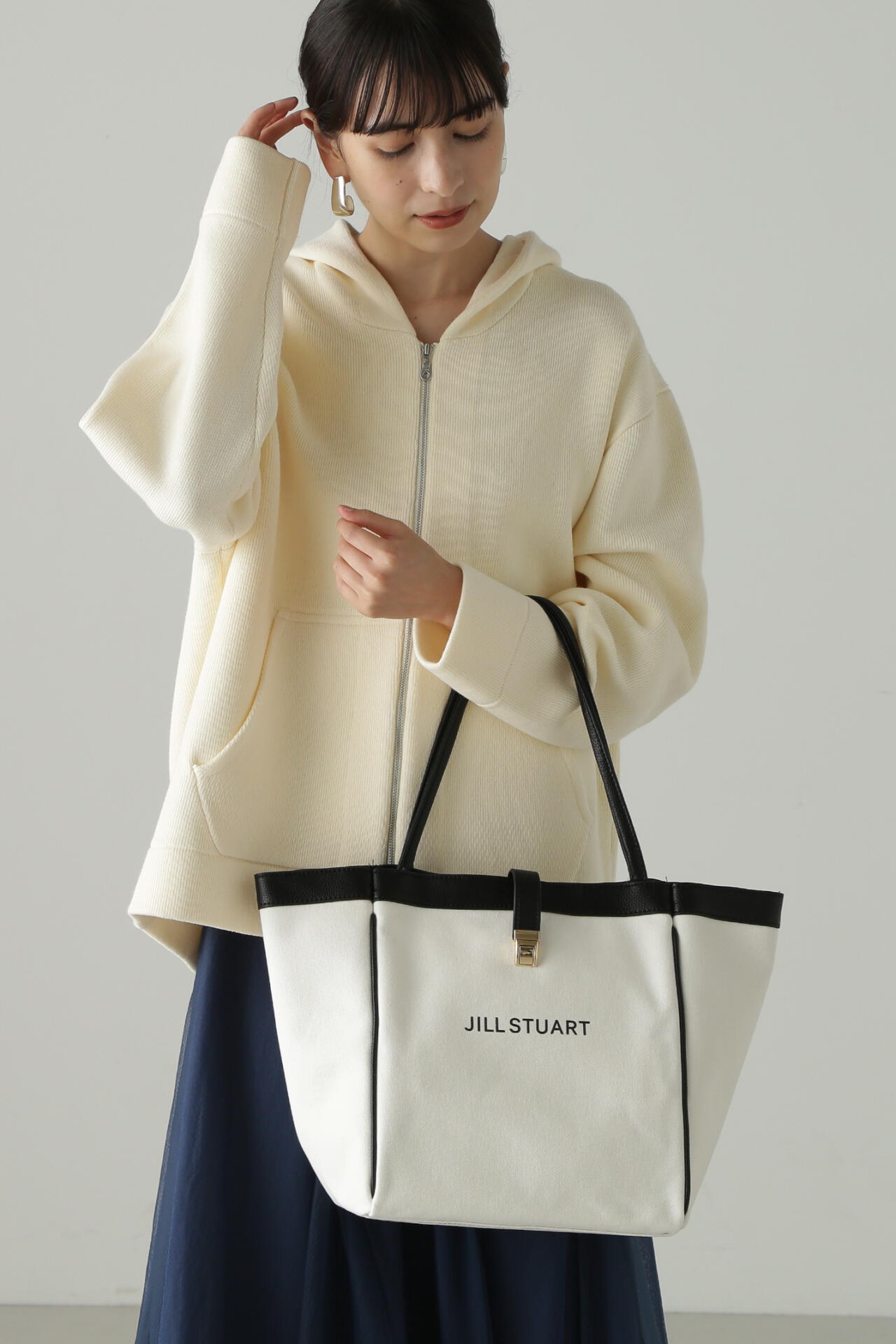 韓国限定のバッグですJILL by JILLSTUART レターリングチャーム トート