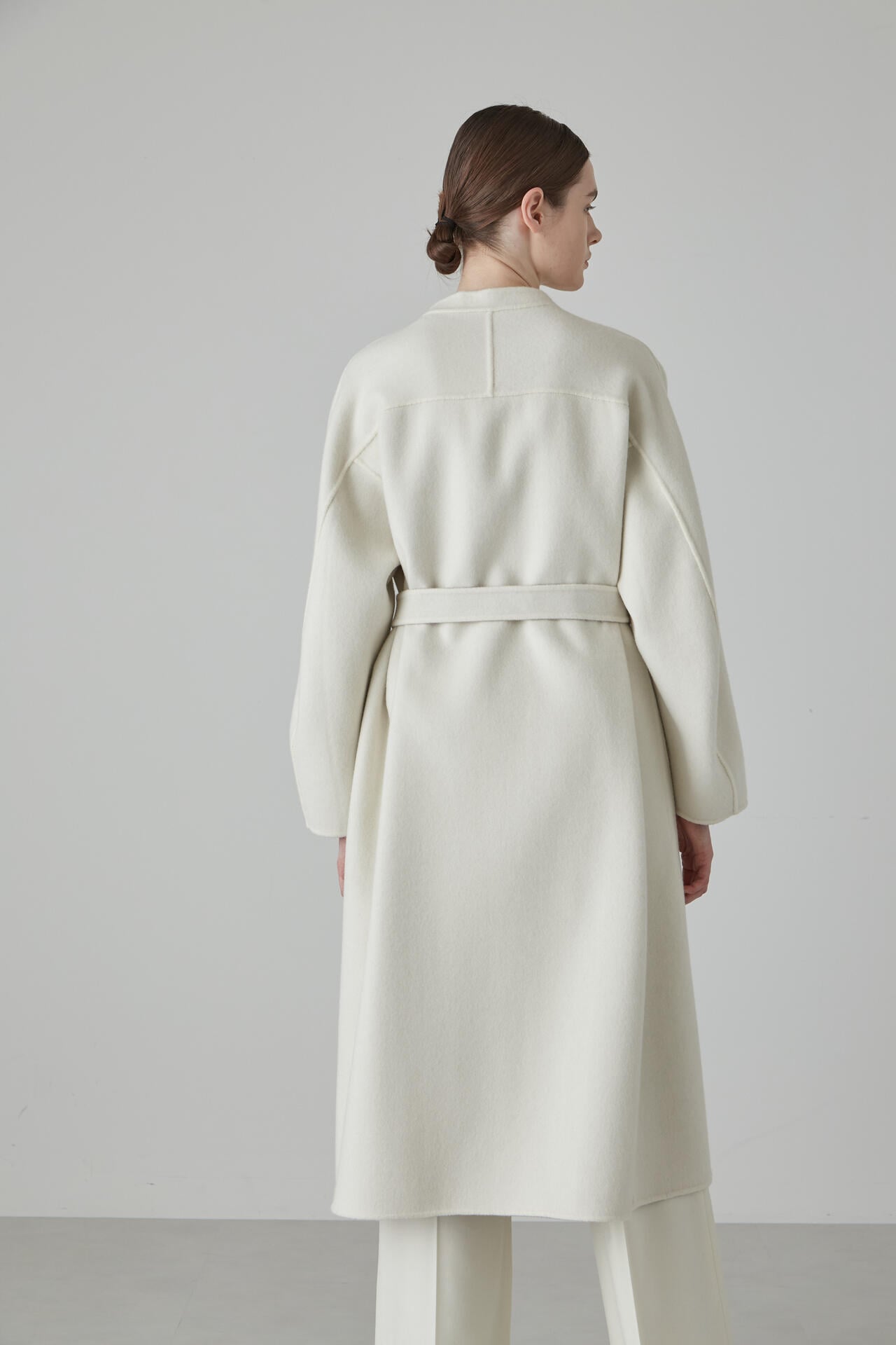 厚みのあるロング丈の米白の両面のカシミヤコートサイズ - ロングコート