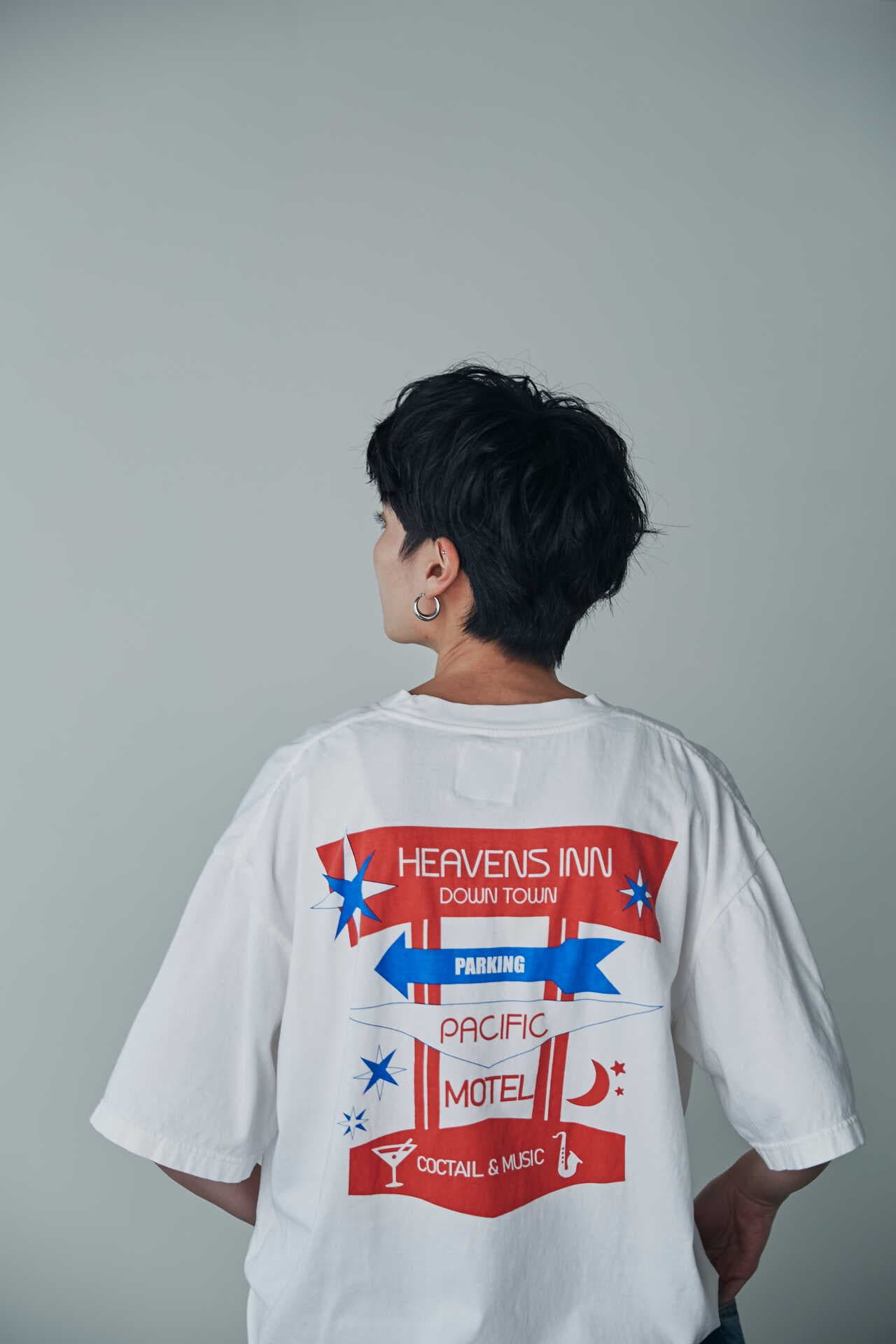 モーテルイングラフィックTシャツ