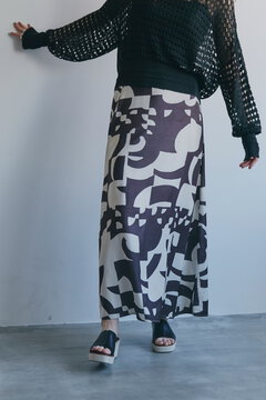 幾何学柄ナロースカート