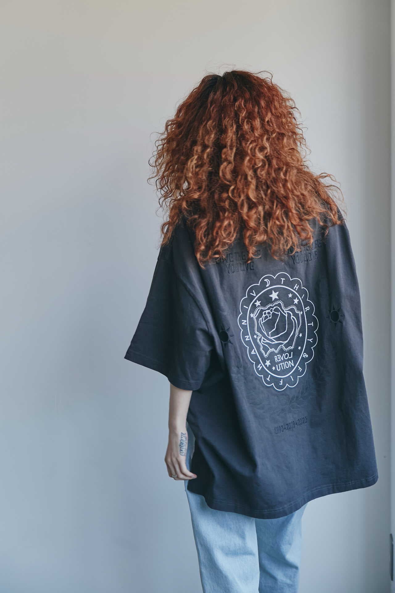 REVOLUTION プリント＆刺繍 Tシャツ