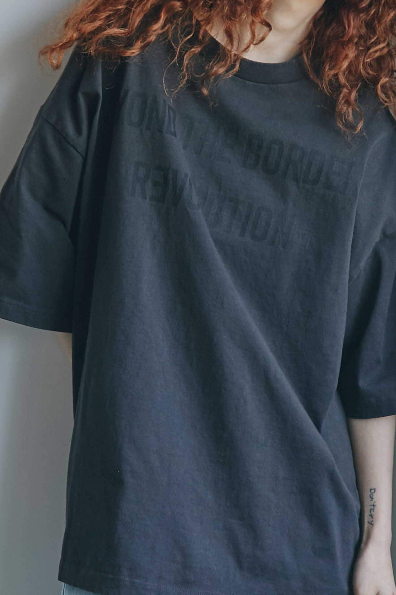 REVOLUTION プリント＆刺繍 Tシャツ