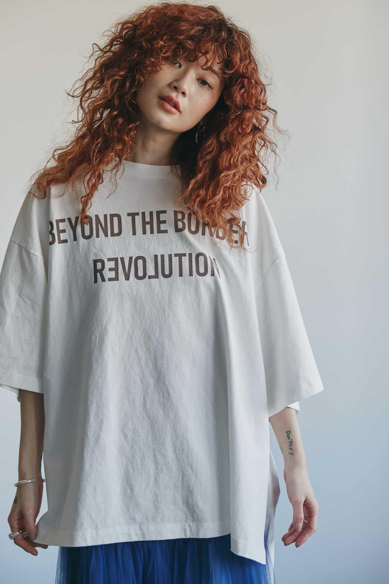 REVOLUTION プリント＆刺繍 Tシャツ