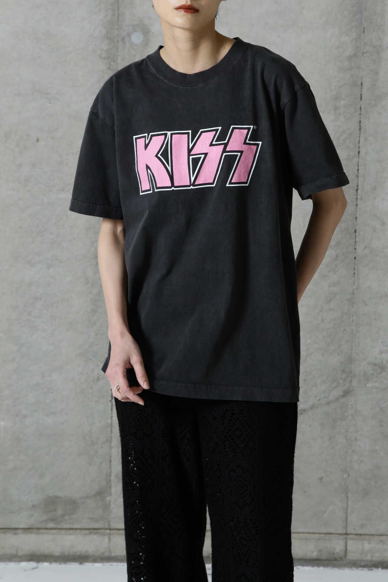 KISSロゴプリントTシャツ