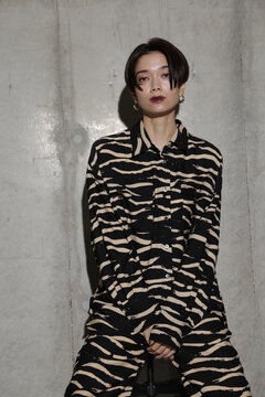 単色柄ショート丈シャツ