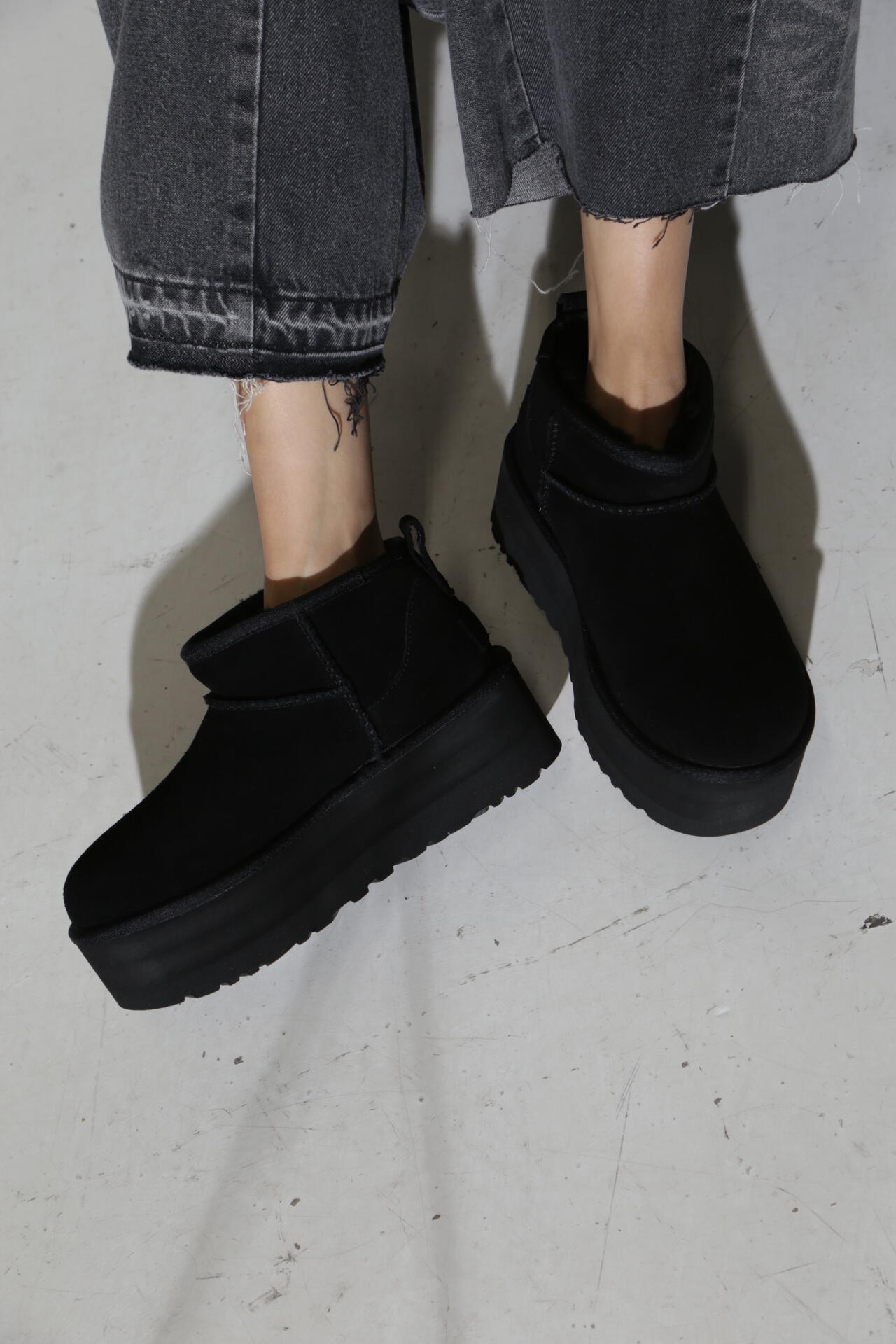 厚底デザインのものですUGG  アグ CLASSIC ULTRA MINI PLATFORM