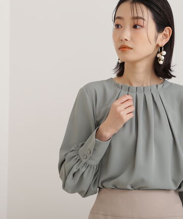 ネックタックブラウス