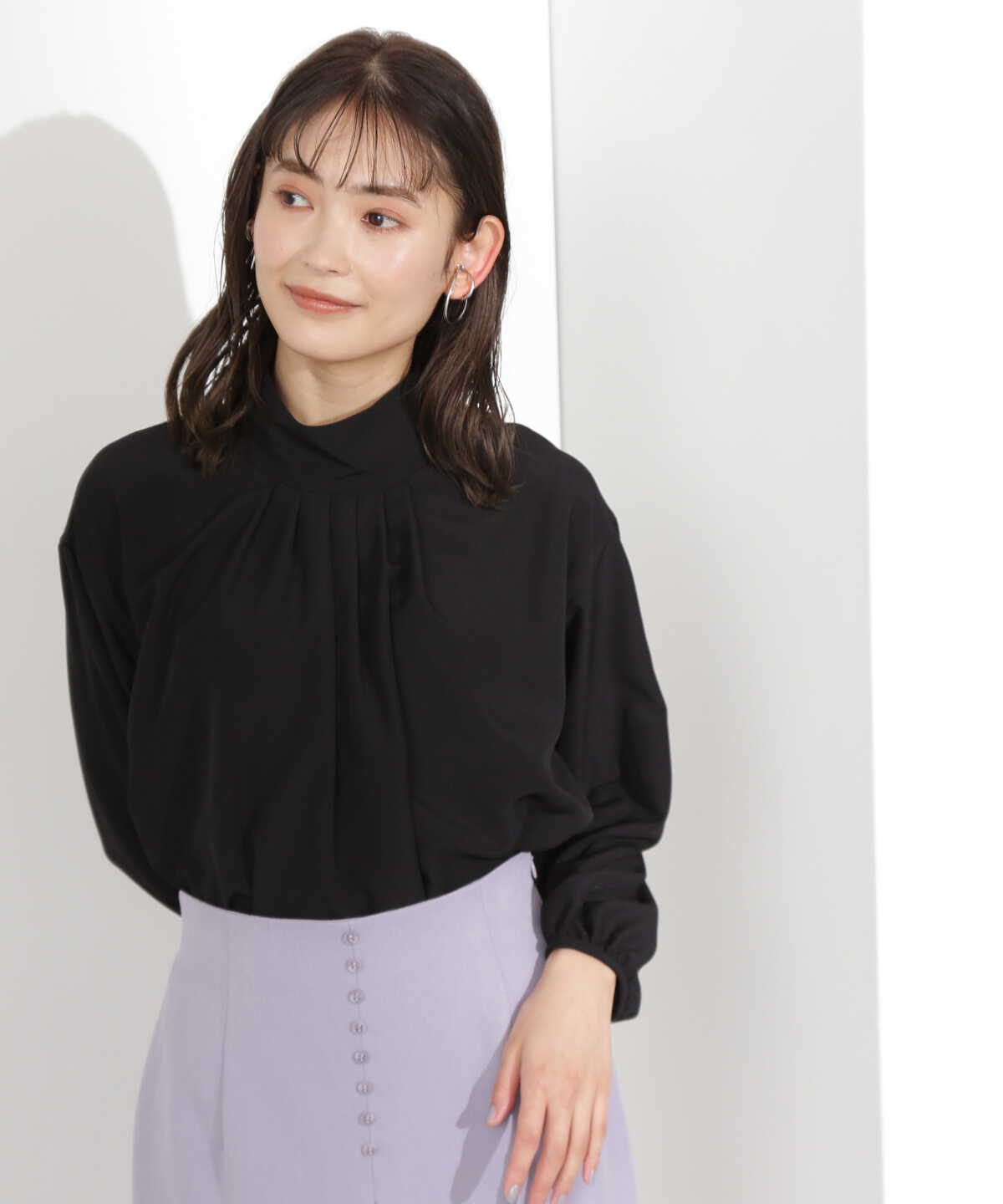 ハイネックタックボリュームブラウス