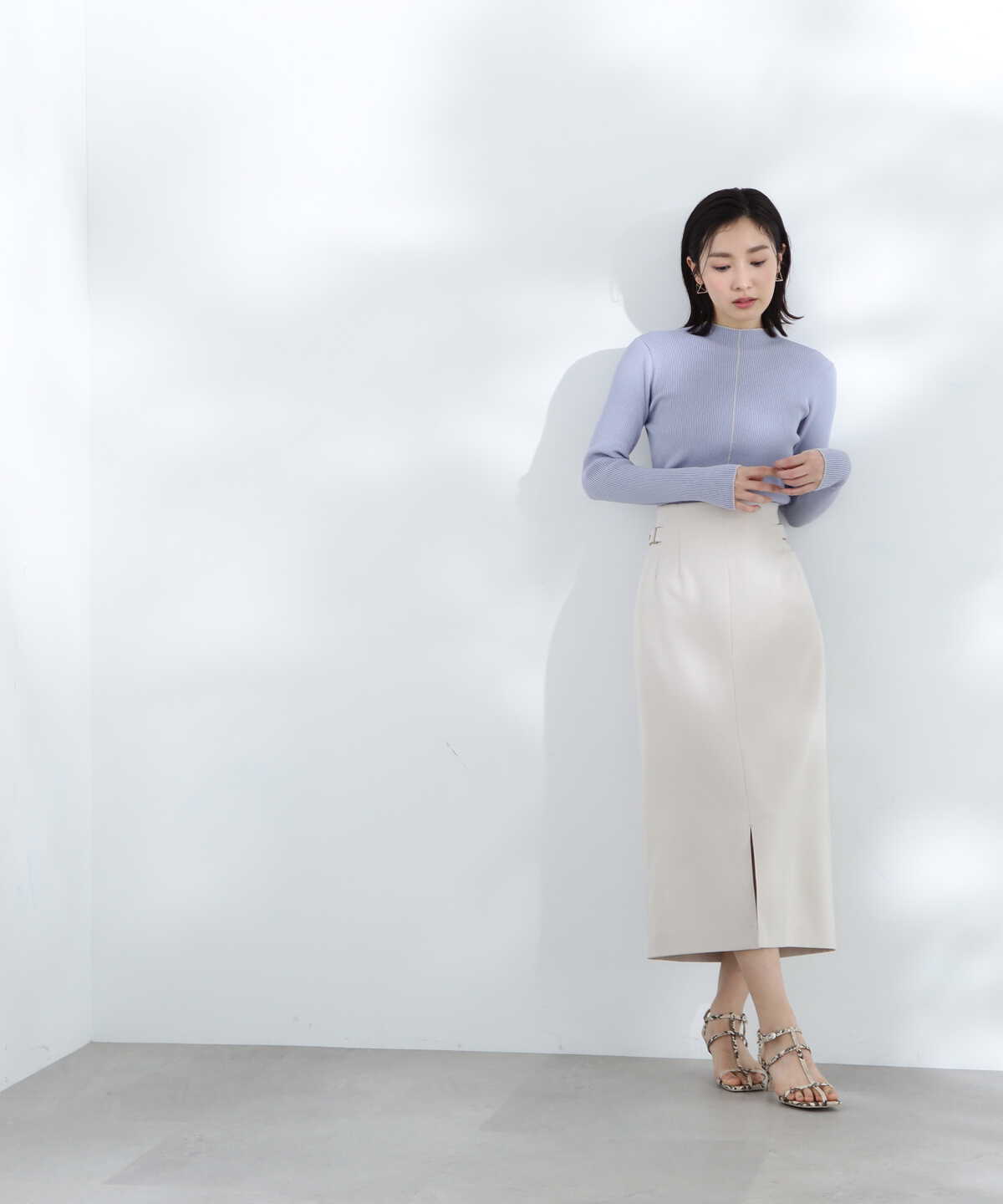 バックルディテールストレートスカート