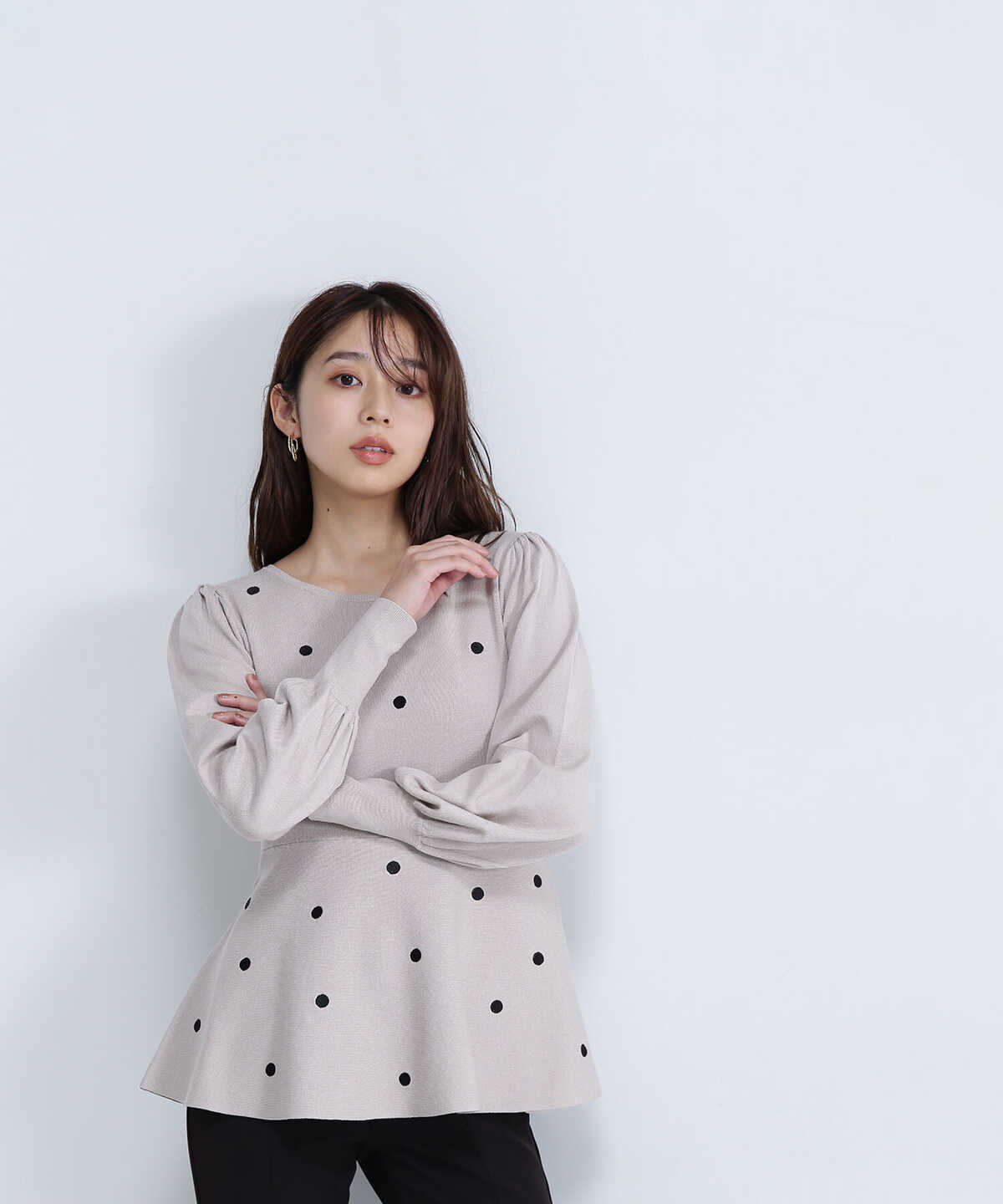 週末セール】CADUNE ドット刺繍ペプラムニット Sサイズ