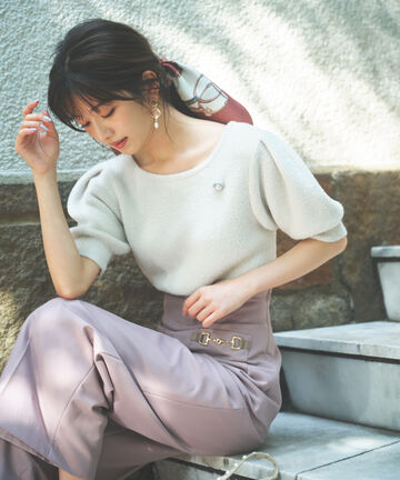 《EDIT COLOGNE》ブローチ付きパフスリーブフェザーニット