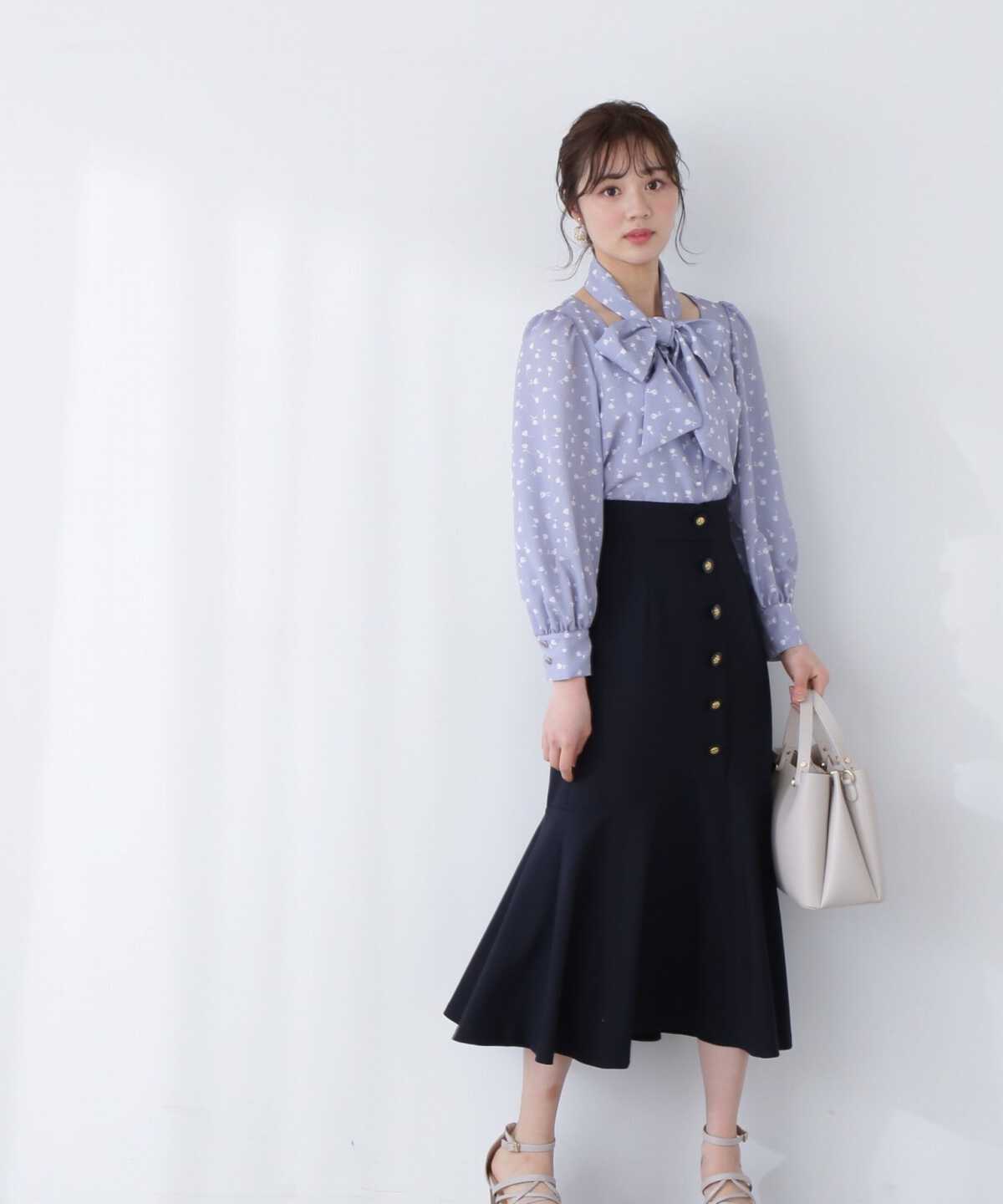 【美人百花4月号 掲載商品】リボン付きブラウス WEB限定カラー：ネイビー