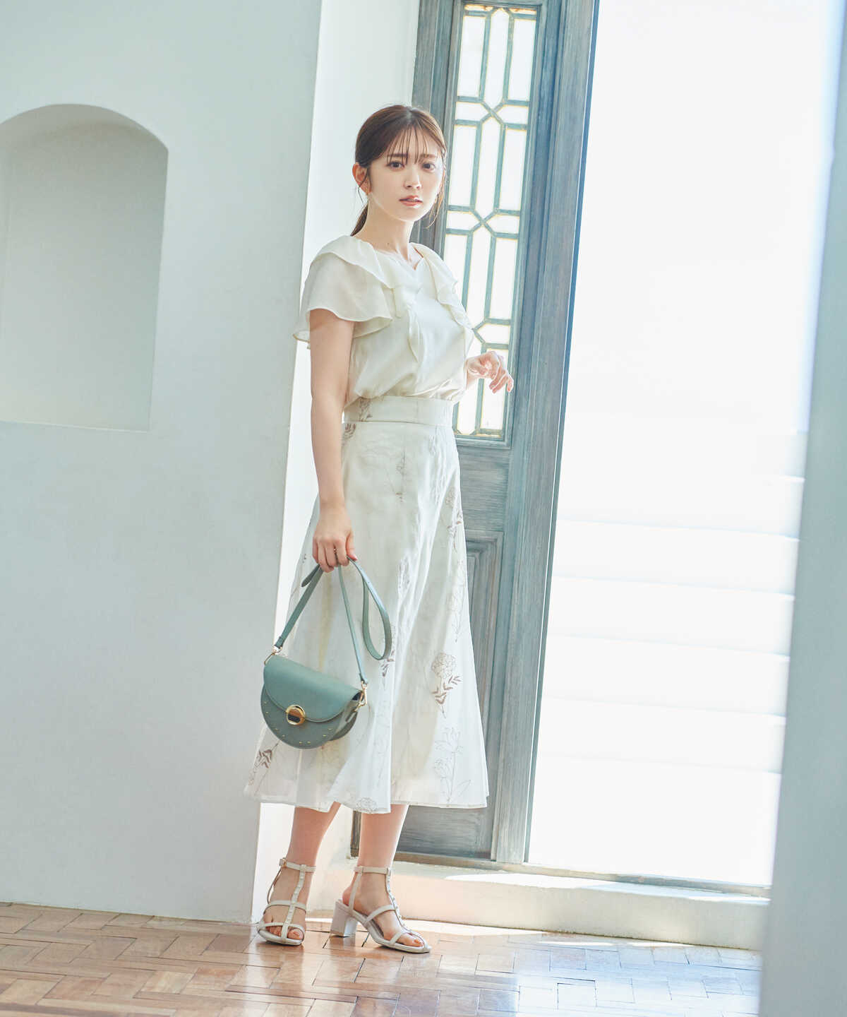 【美人百花6月号掲載 休井美郷さん着用商品】【鈴木愛理さん着用商品】バックリボンラッフルブラウス WEB限定：ライトブルー