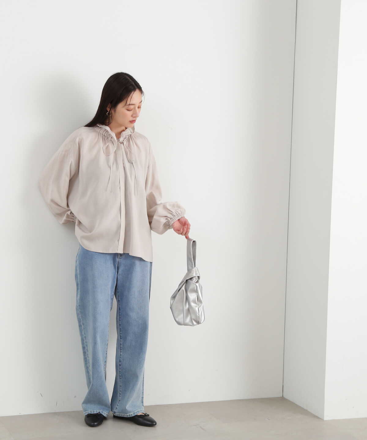 【松井愛莉さん着用】ギャザーフリルネックボリュームブラウス