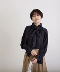 シルキーローンフリルネックブラウス