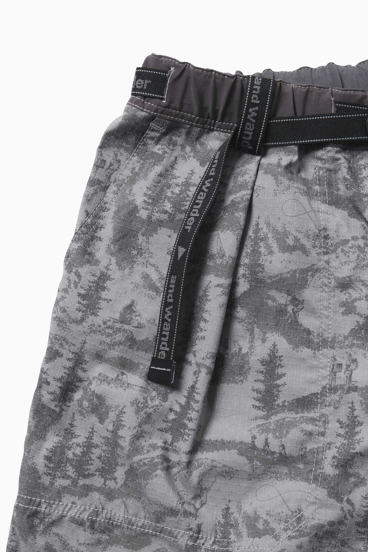 in the Mountain printed short pants