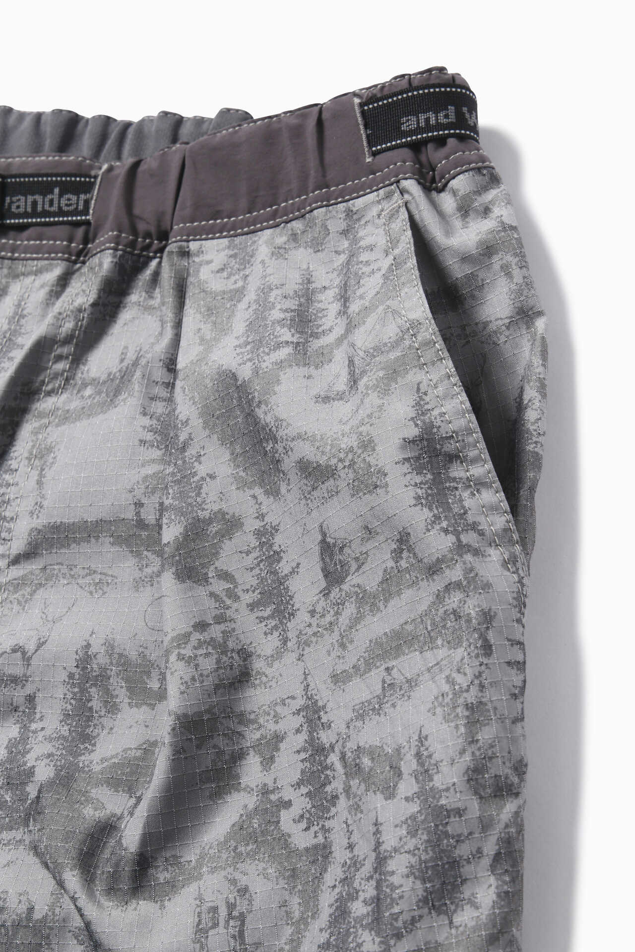 in the Mountain printed short pants