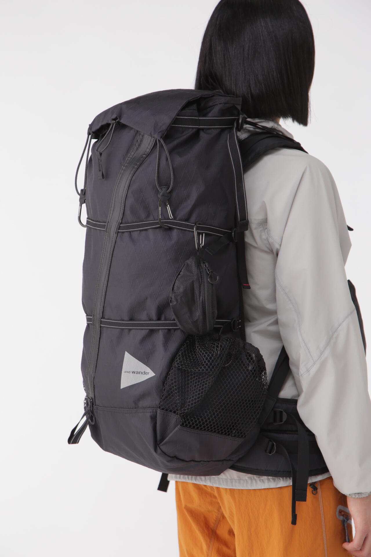 中に物を入れる事ができますand wander アンドワンダー 40L バックパック 黒　ブラック