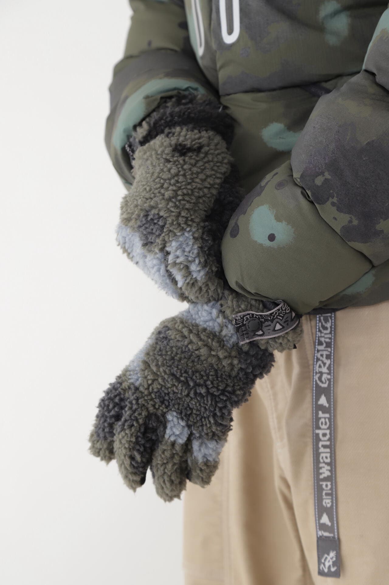 GRAMICCI × and wander JQ tape fleece glove