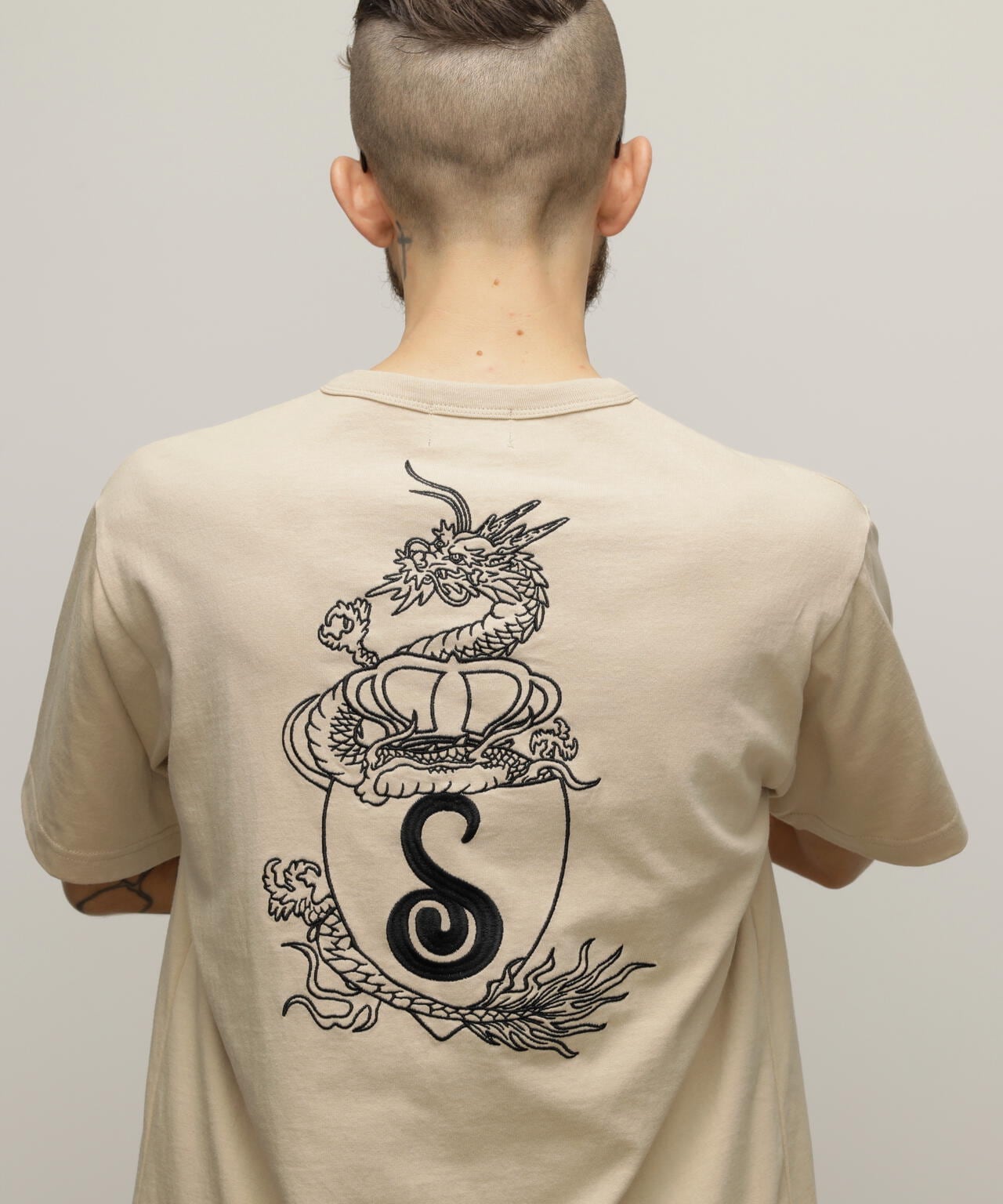 HENLEY TｰSHIRT "CREST DRAGON EMB"/刺繍ヘンリーTシャツ "クレスト ドラゴン"