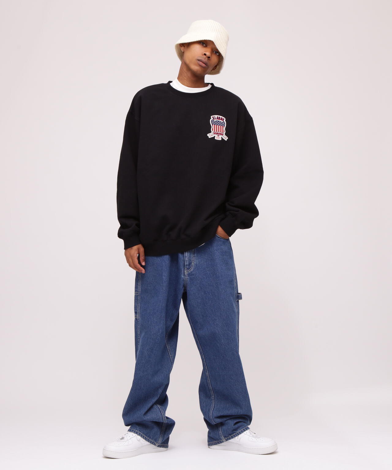 《AVIREX × XLARGE》CREWNECK VARSITY LOGO / クルーネック バーシティ ロゴ