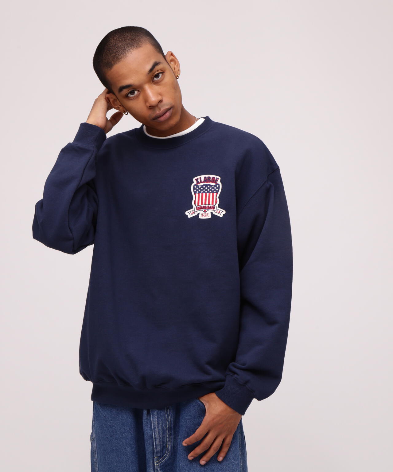 《AVIREX × XLARGE》CREWNECK VARSITY LOGO / クルーネック バーシティ ロゴ