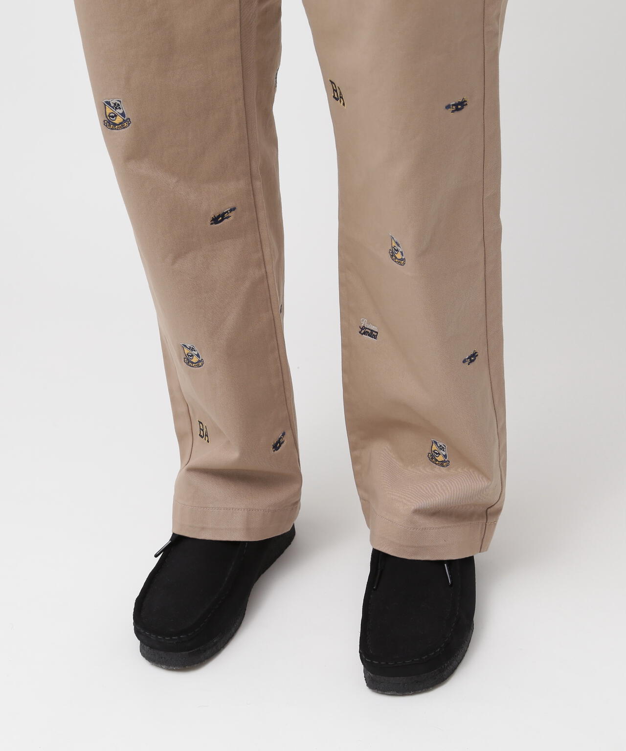 POINT EMBROIDERY CHINO PANTS / ポイント エンブロイダリー チノパンツ