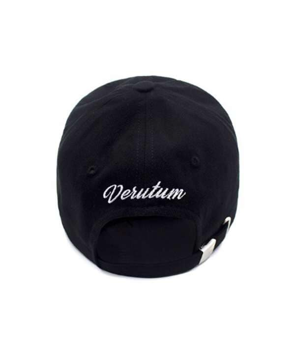 VERUTUM/ヴェルタム/Cursive "V" Logo Cap