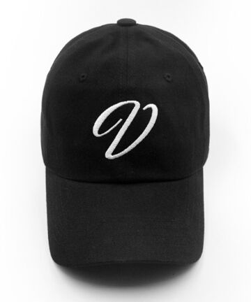 VERUTUM/ヴェルタム/Cursive ”V” Logo Cap