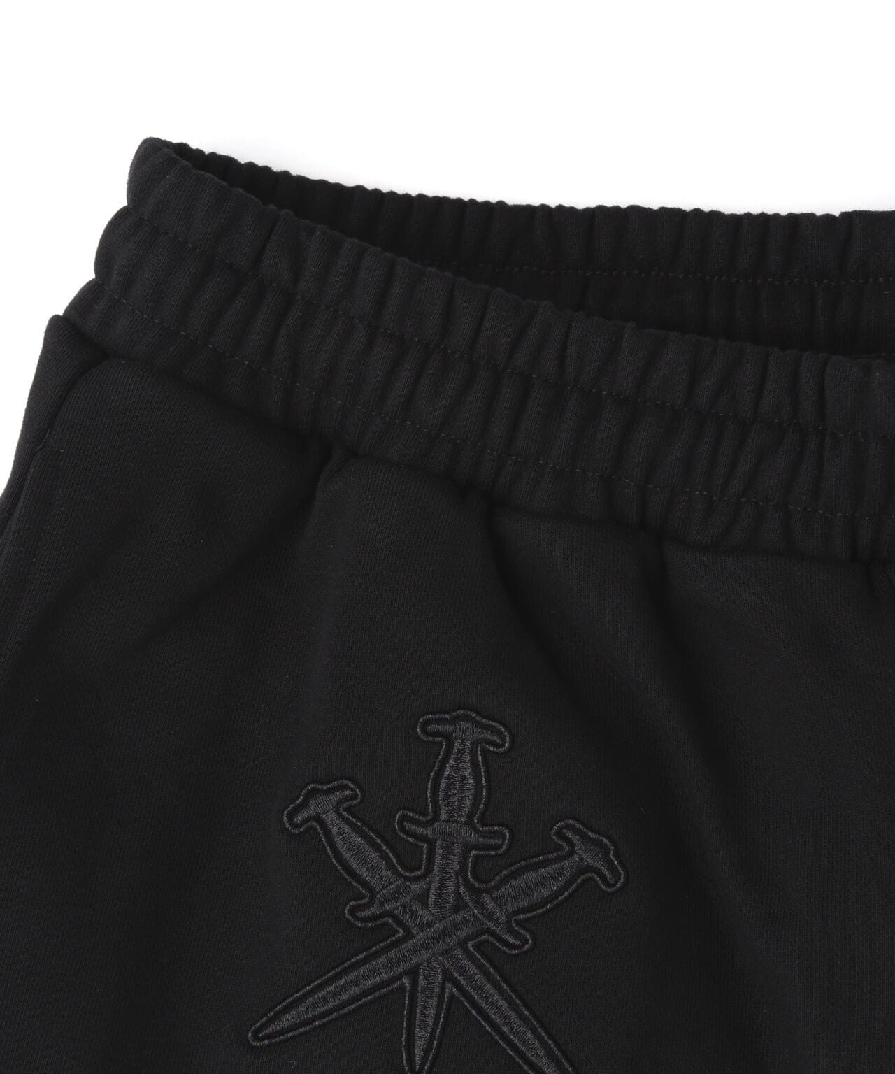 UNKNOWN LONDON/アンノウンロンドン/BLACK ON BLACK DAGGER EMBROIDERY SHORTS