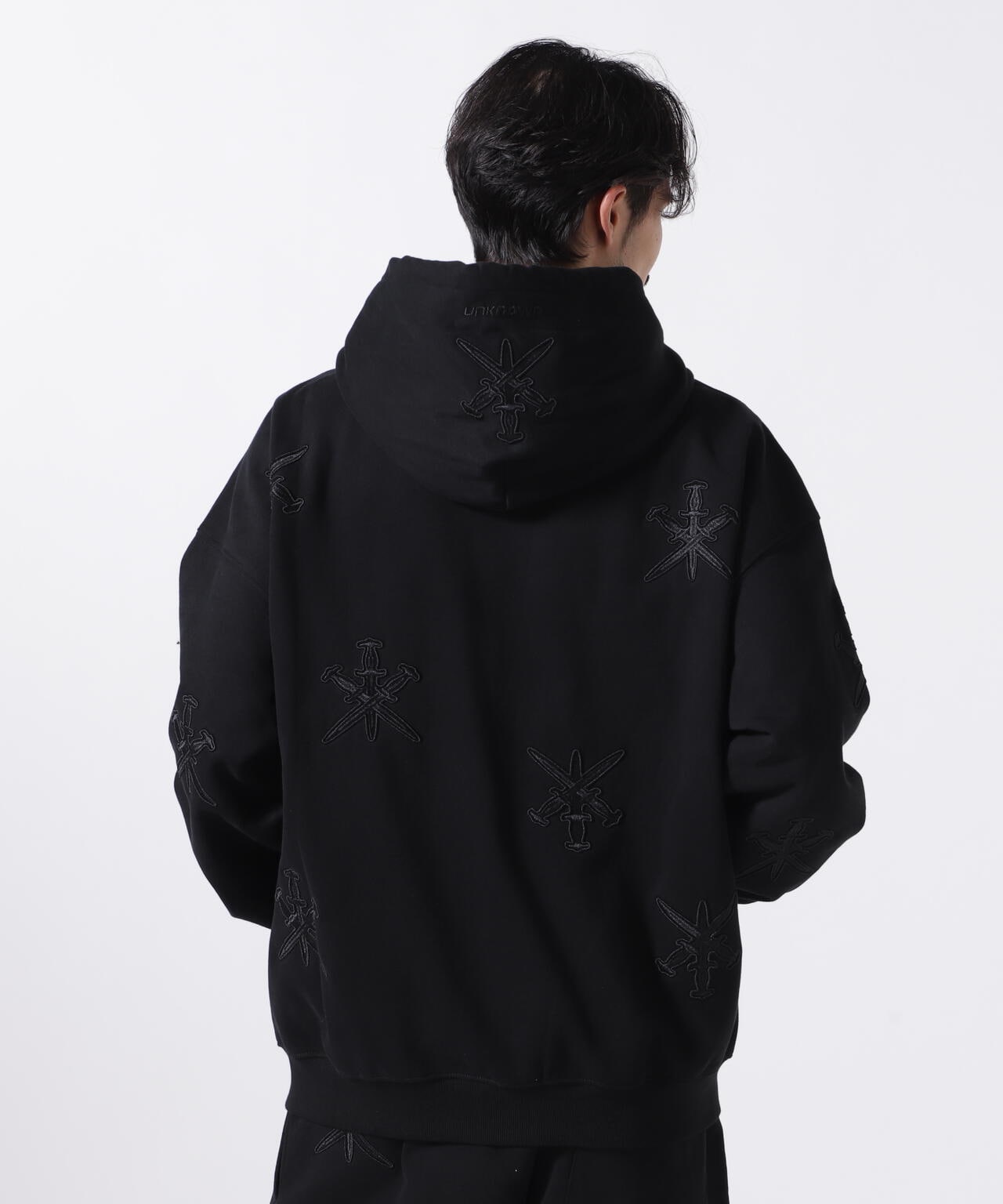 UNKNOWN LONDON/アンノウンロンドン/BLACK ON BLACK DAGGER EMBROIDERY HOODIE