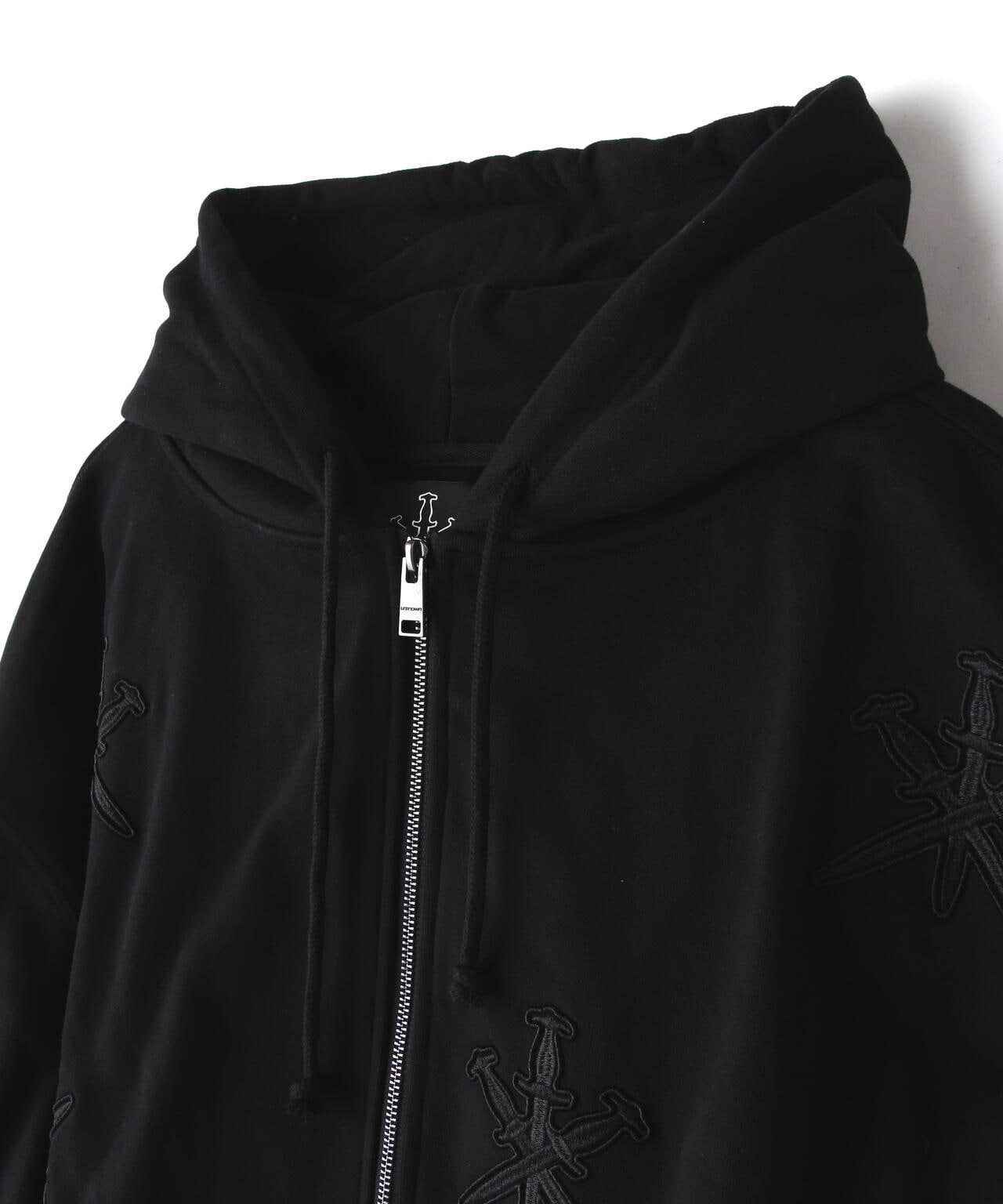 UNKNOWN LONDON/アンノウンロンドン/BLACK ON BLACK DAGGER EMBROIDERY ...