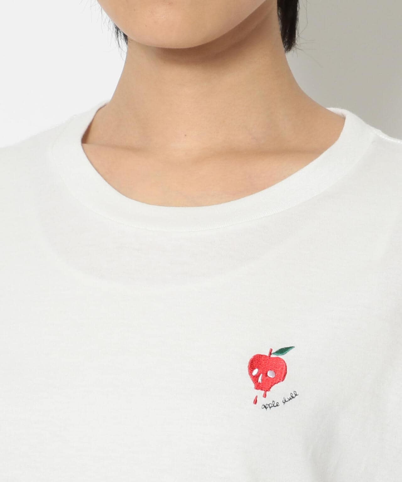 001designed by maxsix（ゼロゼロワン）ワンポイント刺繍Tシャツ アップルスカル