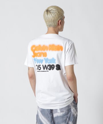Calvin Klein Jeans / BLURRED COLORED ADDRESS TEE