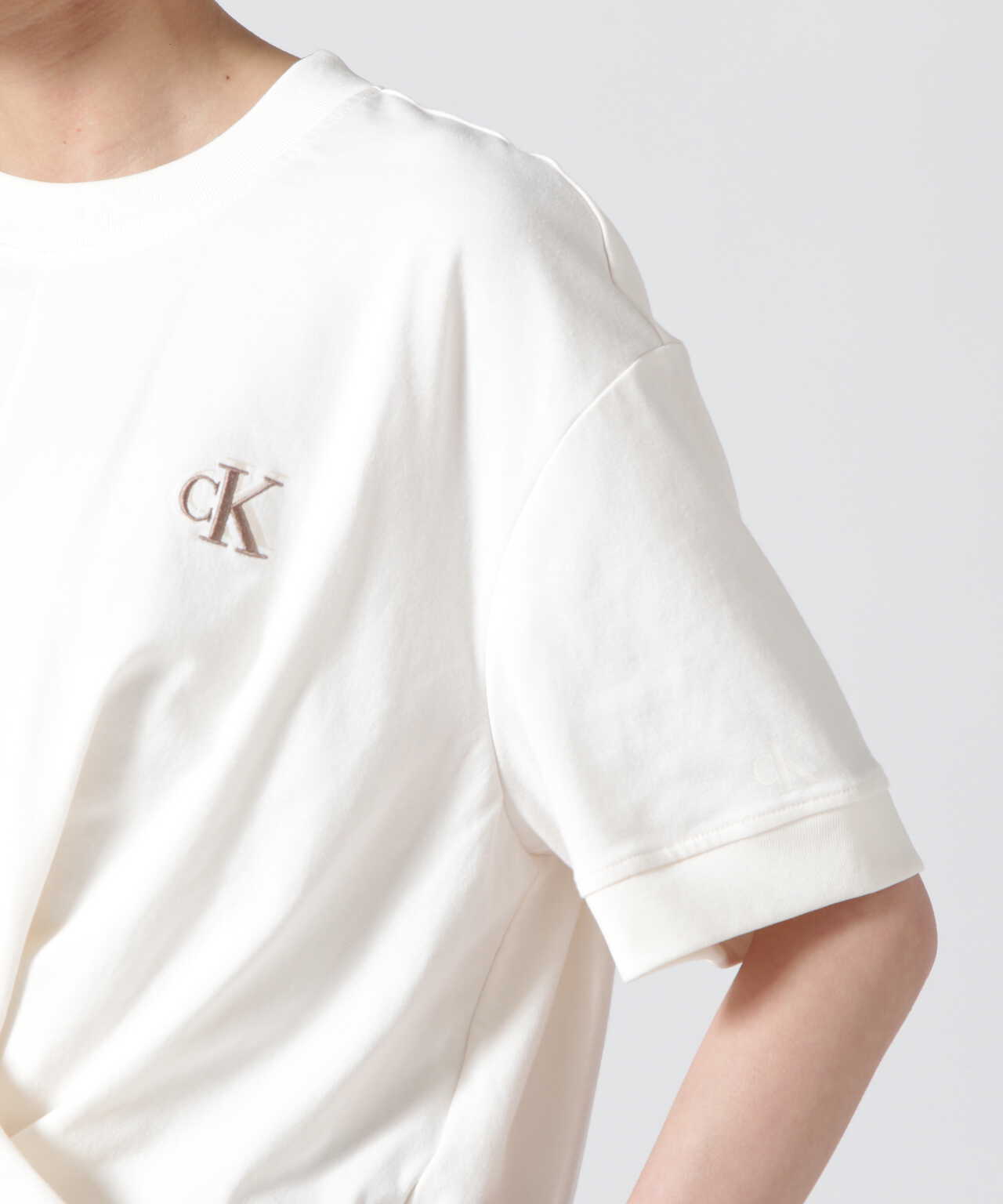 CALVIN KLEIN ツイストフロントクロップドTシャツ-