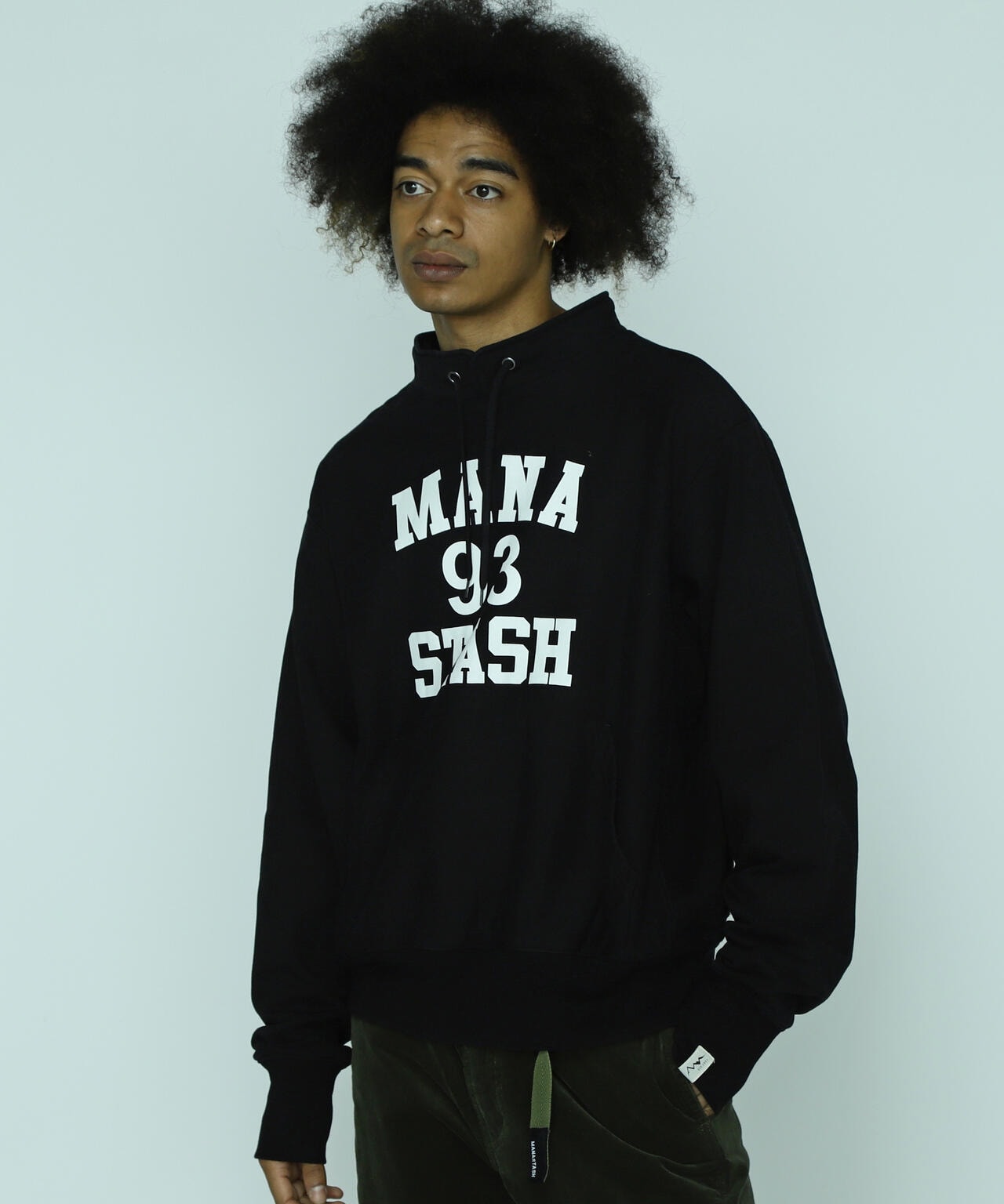 MANASTASH/マナスタッシュ/COLLEGE LOGO STAND COLLAR SWEAT