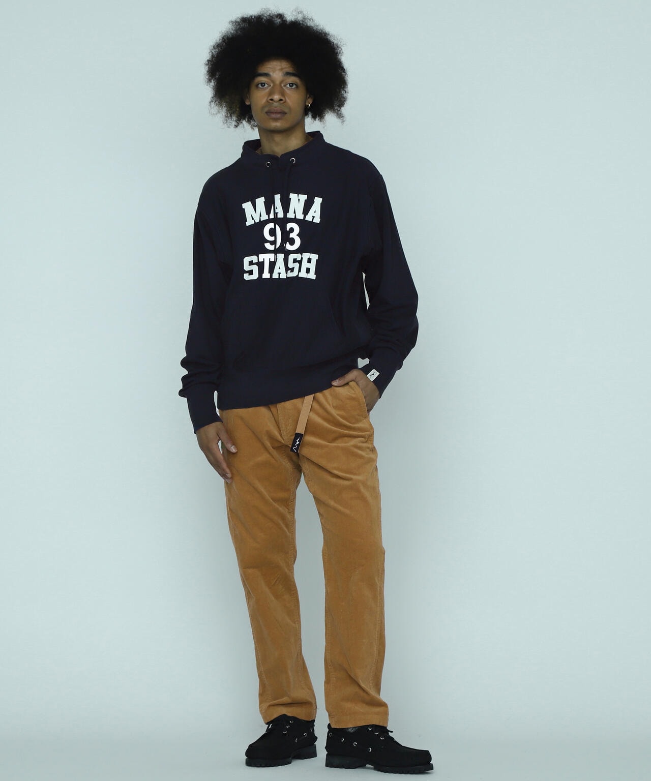 MANASTASH/マナスタッシュ/COLLEGE LOGO STAND COLLAR SWEAT