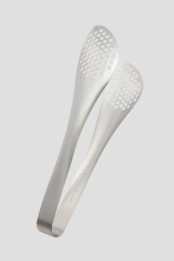 SORI YANAGI TONGS WITH HOLES1