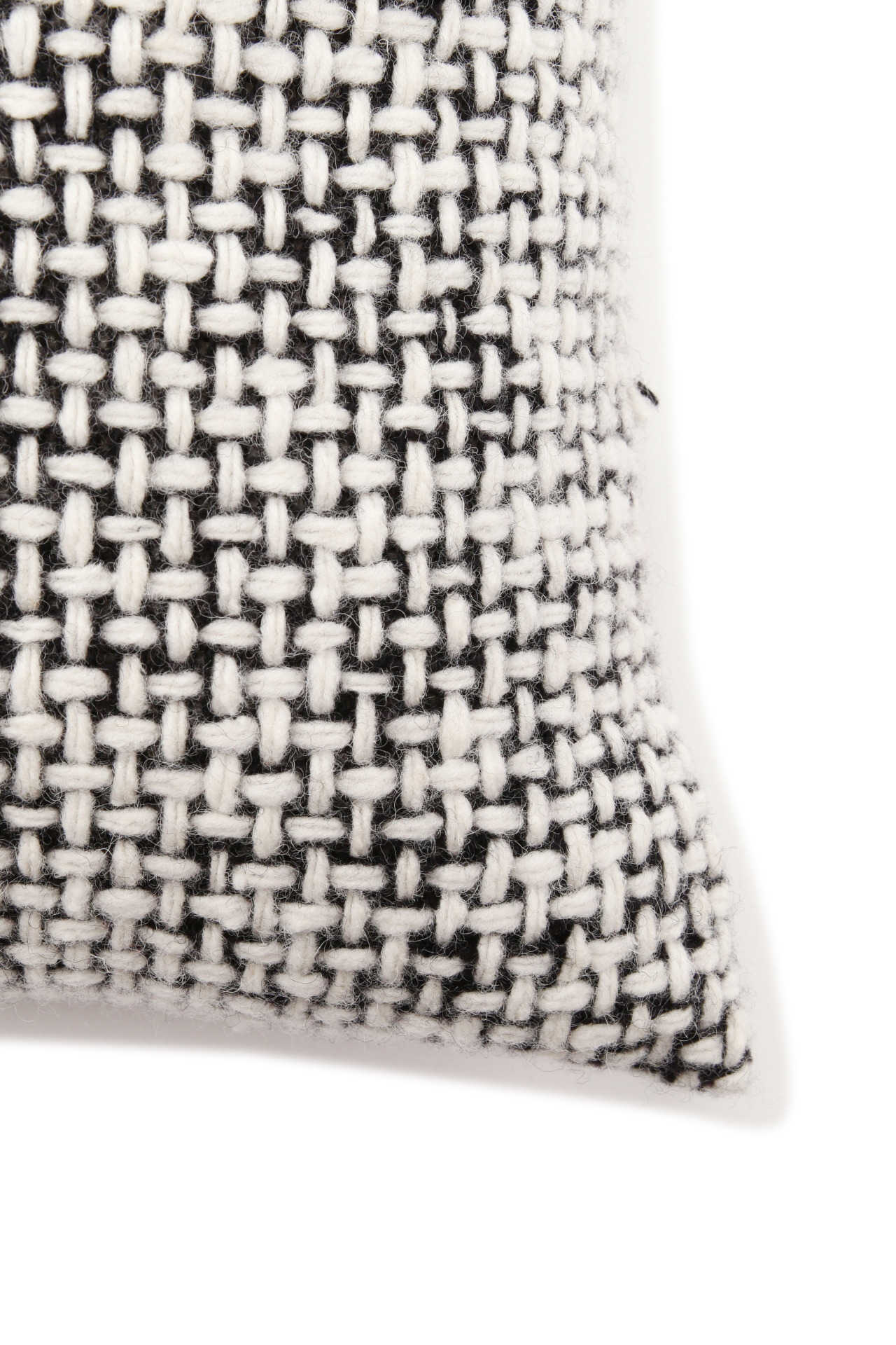 MT MENDED TWEED CUSHION3