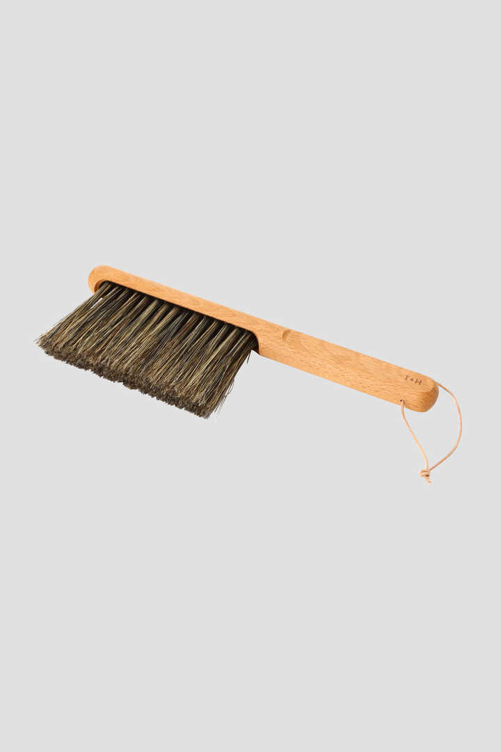 BRUSH WITH LEATHER STRINGS
